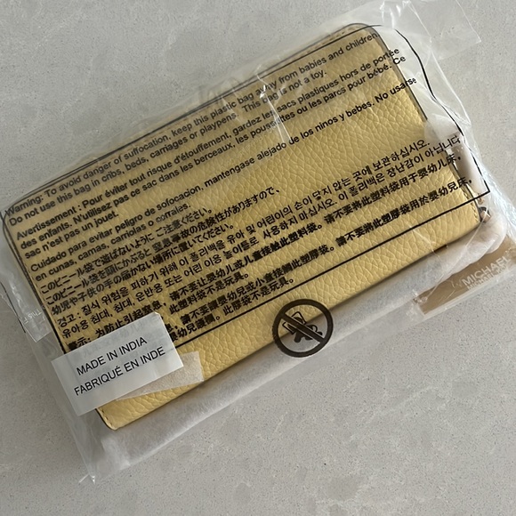 Michael Kors wallet - Picture 2 of 3